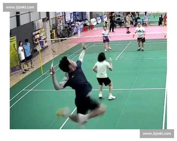 260 斤 “功夫熊猫” 跳杀惊艳全场！揭秘羽毛球教练的逆袭之路