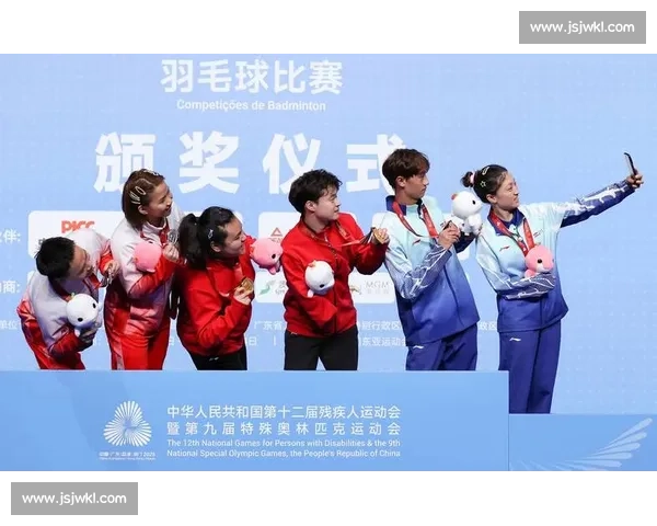 颁奖台上的笑容，比金牌更耀眼！羽毛球新篇章开启！